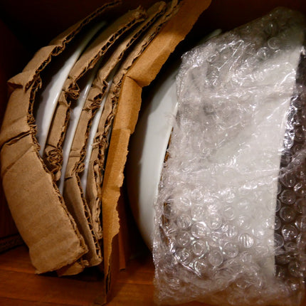 Amazon Basics 18-Piece Dinnerware Set - Soft Lines, Service for 6