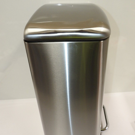 Amazon Basics 40 Liter / 10.5 Gallon Soft-Close, Smudge Resistant Trash Can