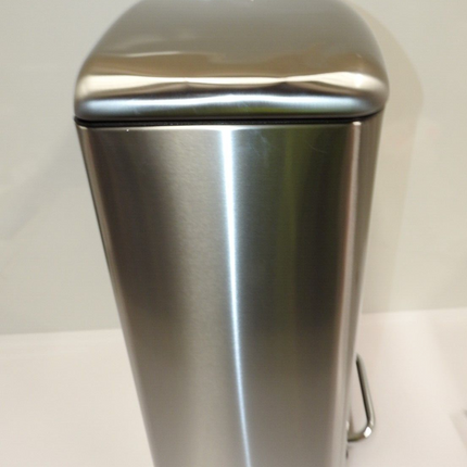 Amazon Basics 40 Liter / 10.5 Gallon Soft-Close, Smudge Resistant Trash Can