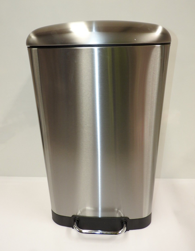 Amazon Basics 40 Liter / 10.5 Gallon Soft-Close, Smudge Resistant Trash Can