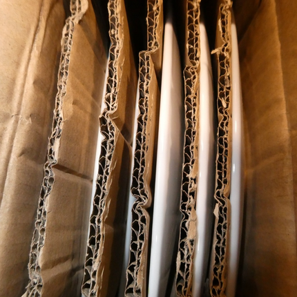 Amazon Basics 18-Piece Dinnerware Set - Soft Lines, Service for 6