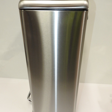 Amazon Basics 40 Liter / 10.5 Gallon Soft-Close, Smudge Resistant Trash Can