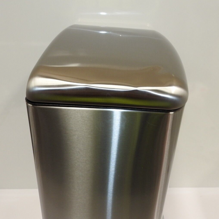 Amazon Basics 40 Liter / 10.5 Gallon Soft-Close, Smudge Resistant Trash Can